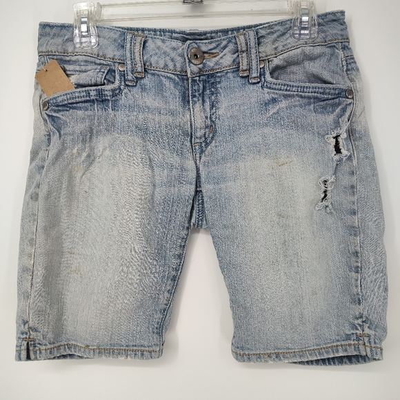 Arizona Jean Company Light Blue Distressed Low Rise Jean Shorts Size Women's 3 - Picture 1 of 7